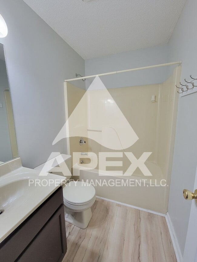 Building Photo - WEST KNOX - Spacious 2Bd/2Ba Condo in Silverbrook!