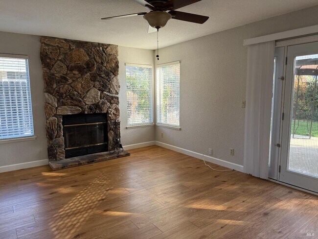 Building Photo - 861 Sonnet Dr