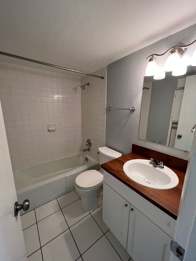 Building Photo - "Charming 1-Bedroom Oasis in the Heart of ...