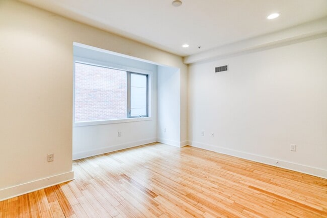Building Photo - Northern Liberties Townhome with Parking!