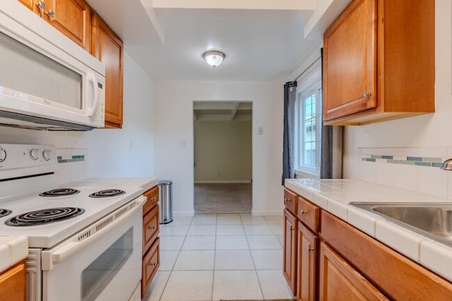 Building Photo - 102 Brighton Rd