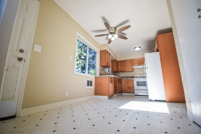 Building Photo - 3 Bedroom 1Bath House, Quiet neighborhood with park across the street