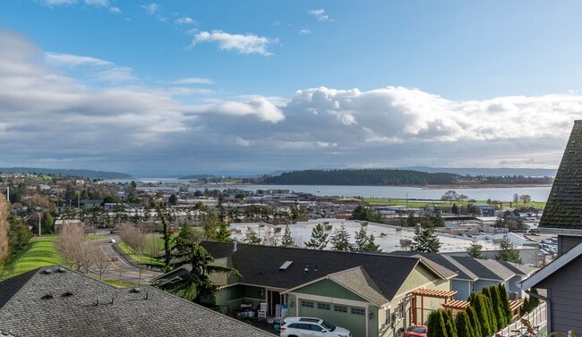 Building Photo - 3 Bedroom 2.5 bathroom spacious home with views of marina and downtown Oak Harbor