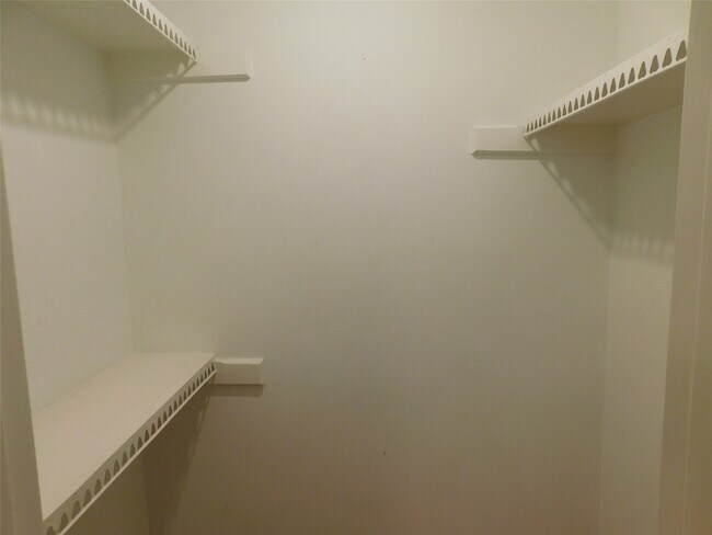 Building Photo - 472 N Post Oak Ln