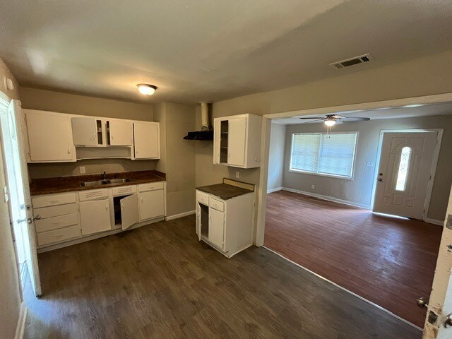 Building Photo - 2468 Vivian Dr