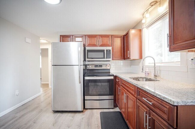 Building Photo - 1133-1135 N Westfield Street