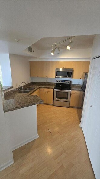 Building Photo - 1919 Van Buren St