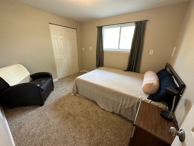 Building Photo - 4 BED 2 BATH HOME CLOSE TO PETERSON AFB & SCHRIEVER AFB!