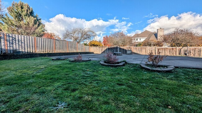 Building Photo - 450 NW Pacific Grove Dr