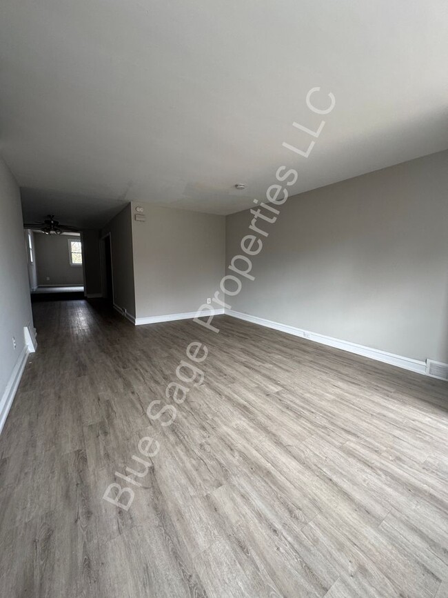 Building Photo - Beautiful 3 bedroom, 2 full bathroom with ...