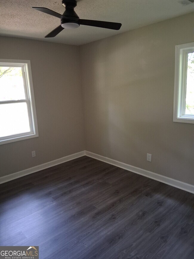 Building Photo - 8229 Queens Dr
