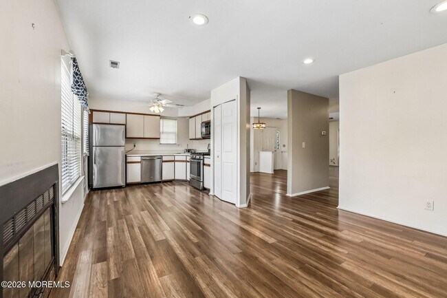 Building Photo - 418 Dorchester Way