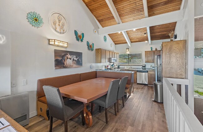 Building Photo - Fully Furnished 2 Bed / 2 Bath Corner Unit...
