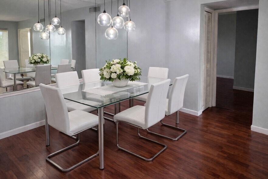 Building Photo - 3150 N Palm Aire Dr