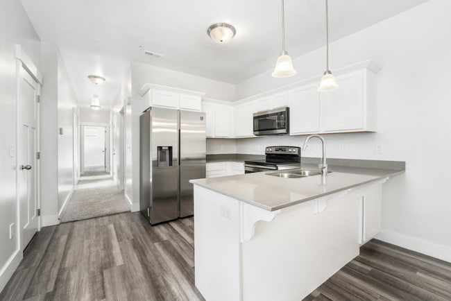 Building Photo - Comfy, Pet-Friendly 3BR in a Great Vineyar...