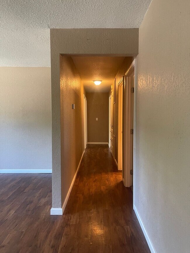 Building Photo - LARGE 4 BEDROOM 2 BATHROOM HOME IN THE PEPPERTREE SUBDIVISION