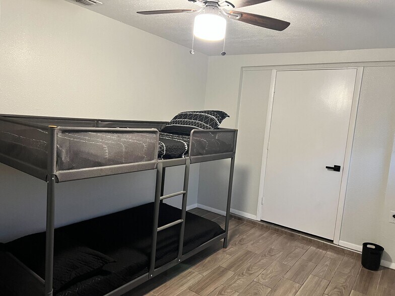 Room 3 Bunk Bed Full Size (Can be switched to Queen size Bed) - 5544 Baroque Dr