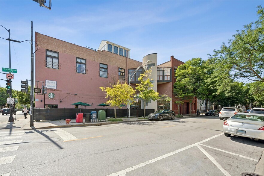 Building Photo - 1000 W Diversey Pky