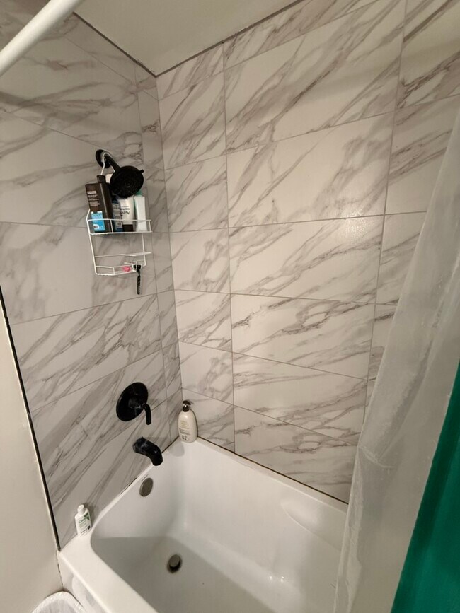 Building Photo - 1250 Lilac Ave