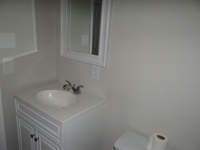 Building Photo - Annual Renovated Duplex 2 bed 1 bath 1 car...