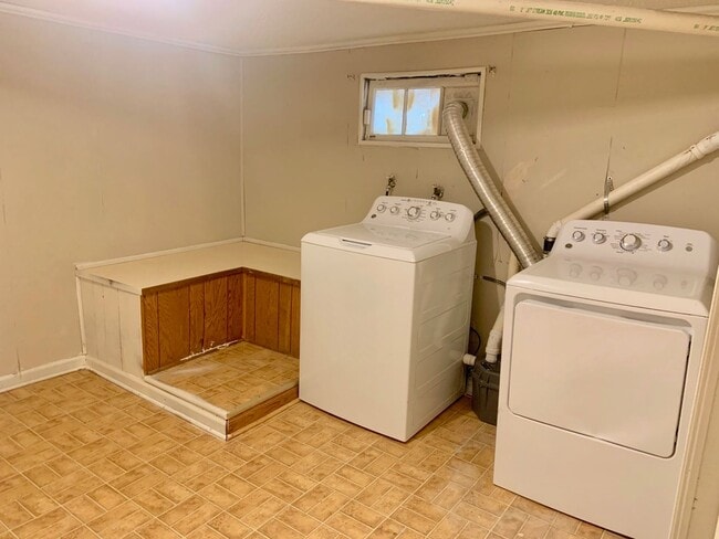 Building Photo - 4 Bedroom 2 Bath – FOR RENT!