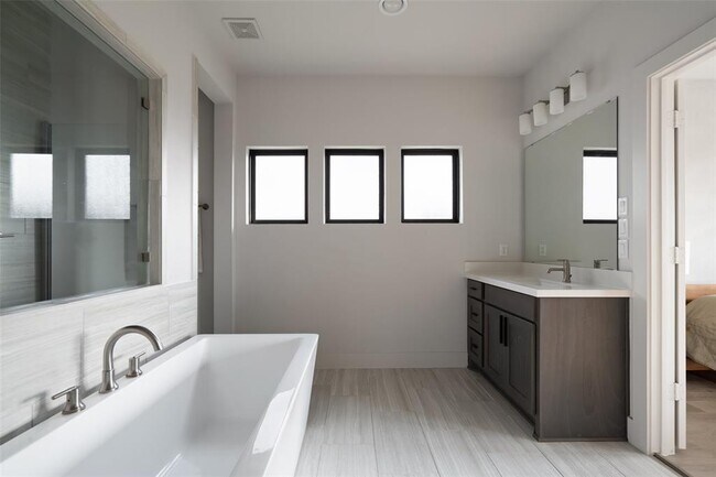 Building Photo - 6517 Empresa Dr