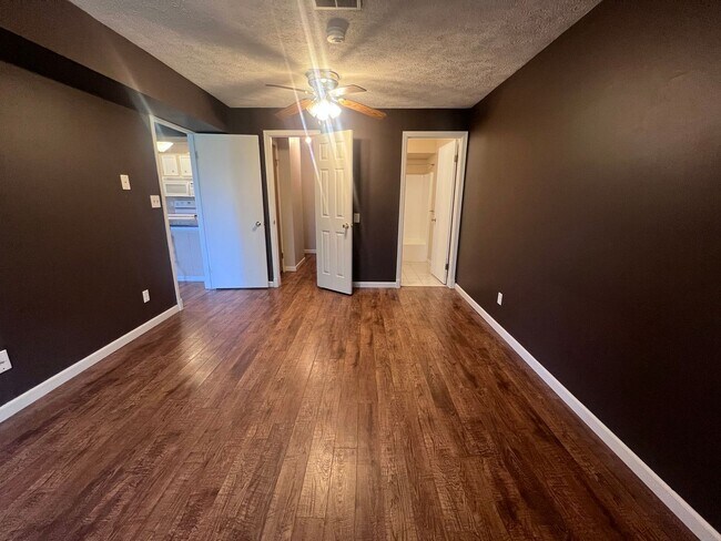 Building Photo - 2 Bed 2 Bathroom Condo in Allendale!