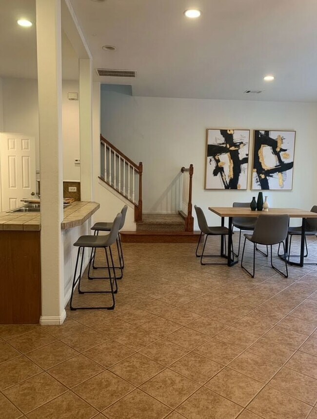 Building Photo - 1904 W 42nd St