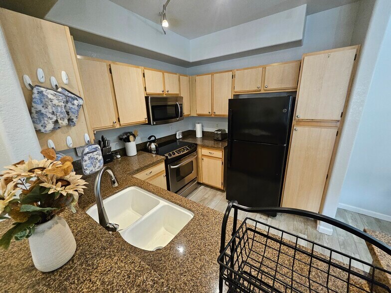 Building Photo - 4343 E Soliere Ave