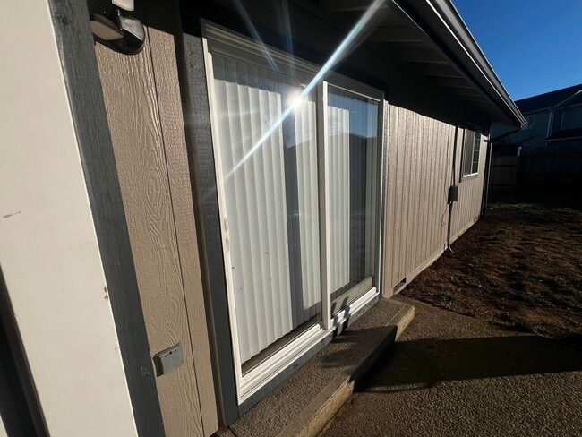 Building Photo - New carpet, kitchen, appliances, paint! Great neighborhood.