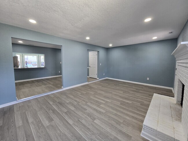 Building Photo - 689 Biltmore Dr