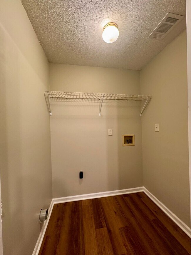 Building Photo - Your Private Retreat 3 Bedroom 2 Bath RentalAwaits!