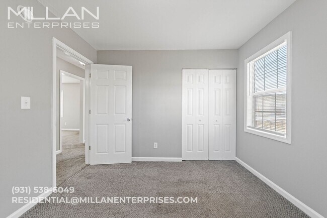 Building Photo - Cozy Home Featuring Spacious Rooms and Large Yard Close to Fort Campbell