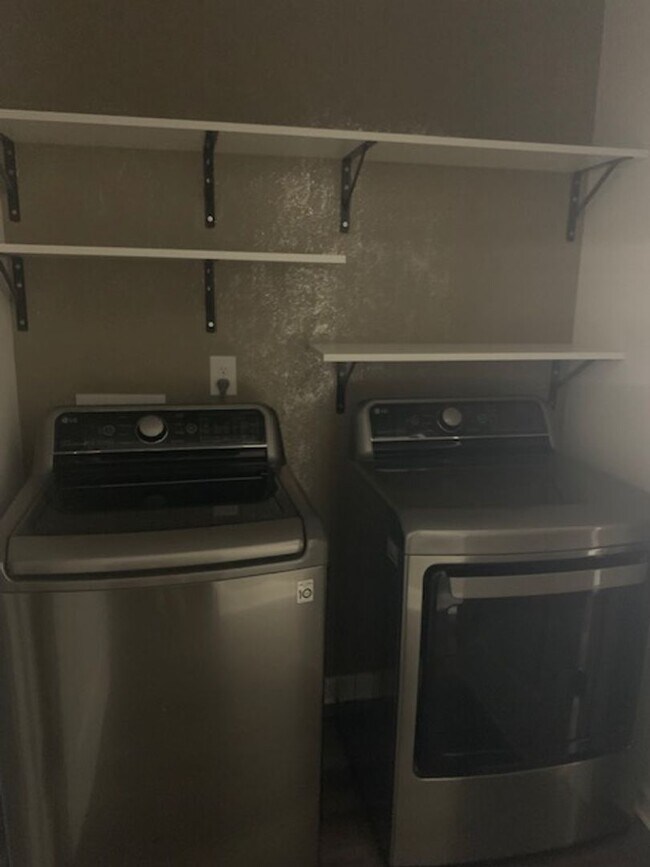 Building Photo - Townhouse