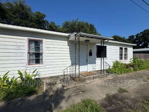 Building Photo - 105 N Cemetery St