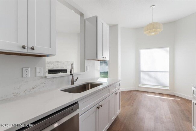 Building Photo - 12184 Mantle Dr