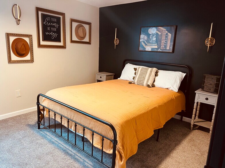 Building Photo - 303 Hill St