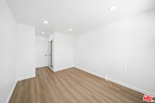 Building Photo - 252 S New Hampshire Ave