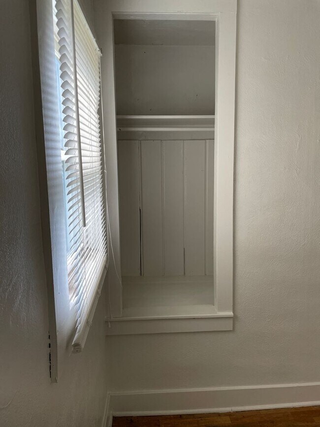 Building Photo - Sweet little Bungalow Near Old Town!