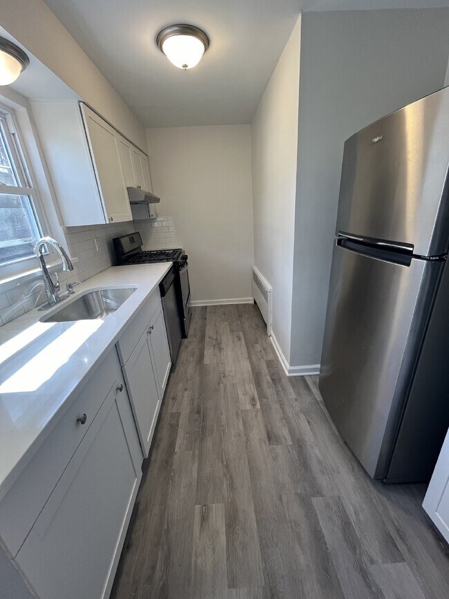 Building Photo - "Chic 1-Bedroom Condo Oasis with Granite Touches & Gleaming Hardwood Floors in Verona!"