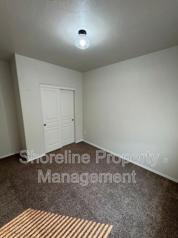 Building Photo - 511 Diamond Lake St