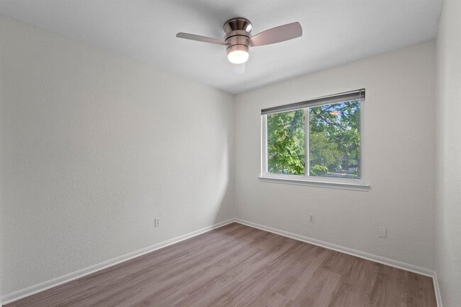 Building Photo - 1610 Waterston Ave
