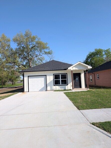 Primary Photo - 401 E Wilson Ave