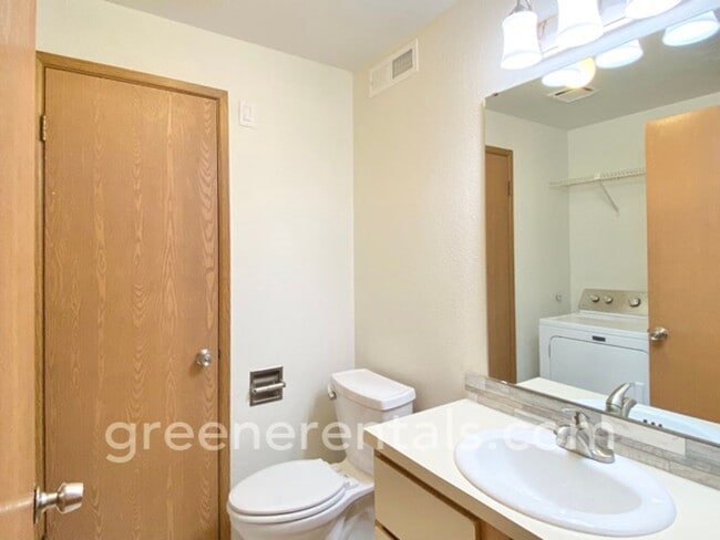 Building Photo - Quaint 2BR 1.5BA Condo in the Vineyards