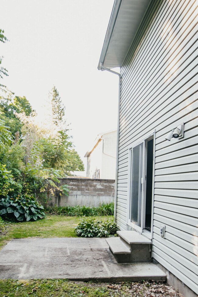 Building Photo - 3052 Acker St