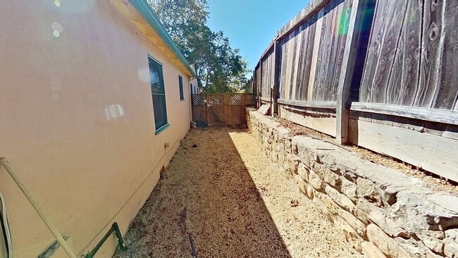 Building Photo - Desirable 3 Bedroom, 2 Bathroom house in S...
