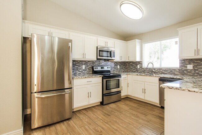 Building Photo - 7014 W Canterbury Dr