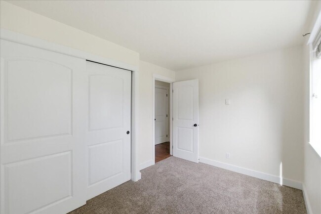 Building Photo - 2864 Newton Pl