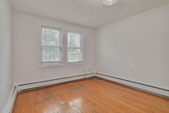 Building Photo - 509 7th St
