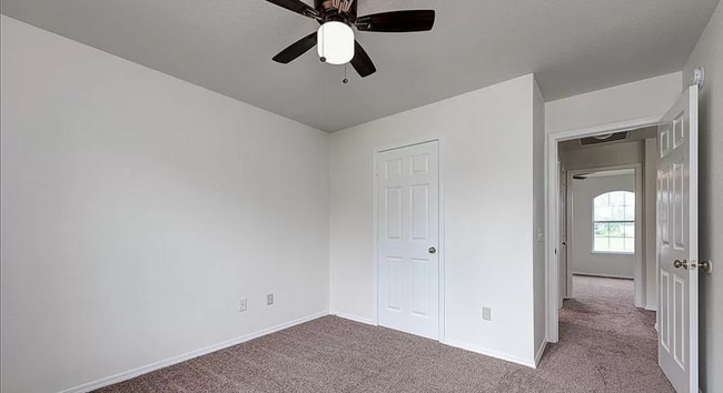 Building Photo - 400 Sun Meadow Dr